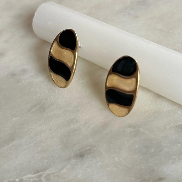 Vintage Earrings Gold Tone Black & Cream Enamel Studs - Picture 6 of 7